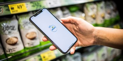 Ruka, ve které je mobil s aplikací Můj Albert