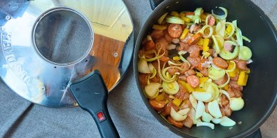 Příprava guláše v Remosce