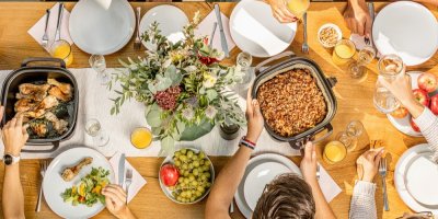 Servírování přímo z elektrických pečicích pánví