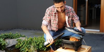 Muž připravuje jídlo v Pečence na terase