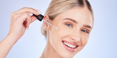 Žena pečuje o pleť