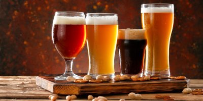 Čtveřice různě tmavých piv