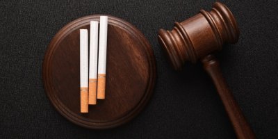 Soudcovské kladívko a cigarety