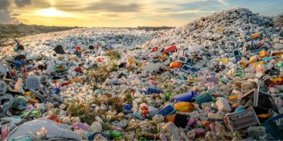 Hromady plastového odpadu