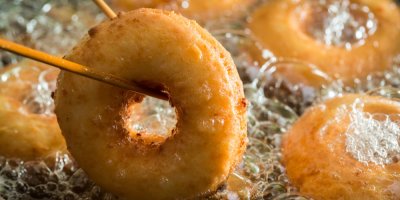 Smažení donutů v pánvi 