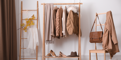 Oblečení na dřevěných stojanech