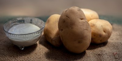 Brambory a vedle miska s dipem