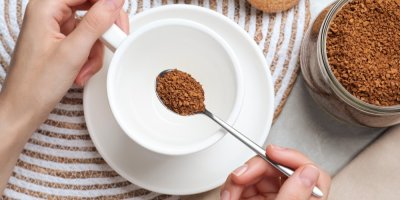 Lžička kávy nad prázdným hrníčkem