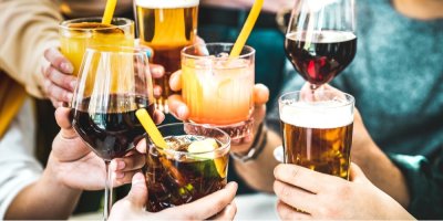 Připíjení si drinky