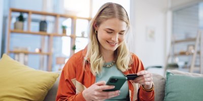 Žena si objednává online
