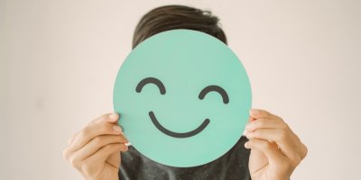 Osoba drží v ruce smajlík