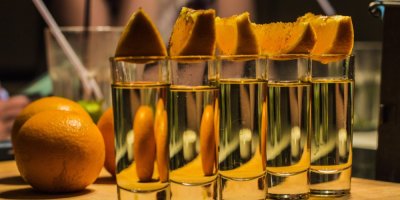 Becherovka v panácích ozdobených citronem