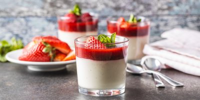 Dezert panna cotta zdobený jahodami