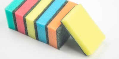 Různě barevné houbičky na nádobí