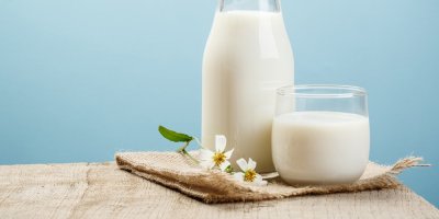 Mléko ve sklenici a lahvi