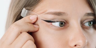 Dívka si lepí náplast k oku