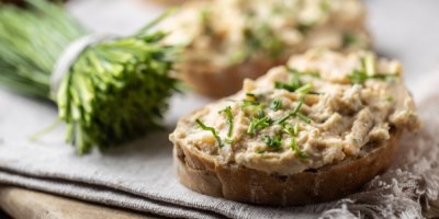 Chleba s pomazánkou a pažitkou