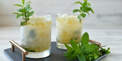 Dvě sklenice se žlutým koktejlem