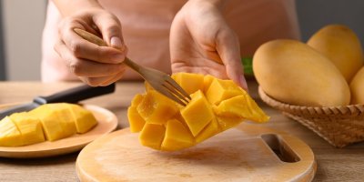 Příprava manga na dřevěném prkénku