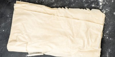 Pláty těsta filo na černé desce