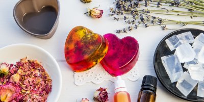 Domácí mýdla ve tvaru srdce, kolem sušené květy, formička, éterické oleje, surové mýdlo