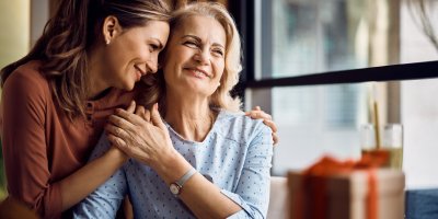 Matka s dcerou se drží za ruce