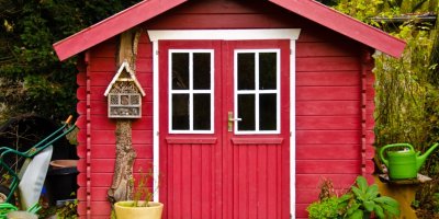 Červený dřevěný zahradní domek
