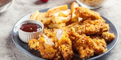 Kuřecí stripsy na talíři s dipem a hranolky
