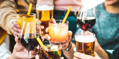 Lidé si přiťukávají různými drinky