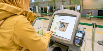 Žena platí na samoobslužné pokladně