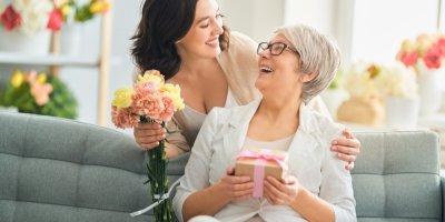 Dospělá dcera blahopřeje mamince ke Dni matek