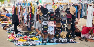 Tržnice s oblečením, botami, kšiltovkami