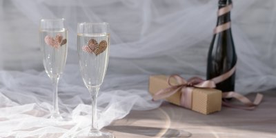 Šampaňské omotané stuhou, dárková krabička, dvě skleničky na šampaňské s motivy srdce