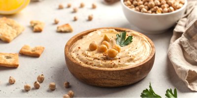 Hummus v misce s cizrnou.