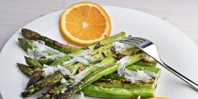 Chřest a pomeranč na talíři