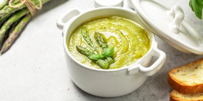 Chřestová krémová polévka v bílém rendlíku