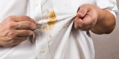 Skvrna na bílé košili