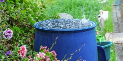 Modrý barel, do kterého kape dešťová voda