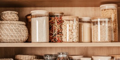 Potraviny ve skleněných dózách ve skříni