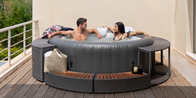 Pár ve vířivce Marimex