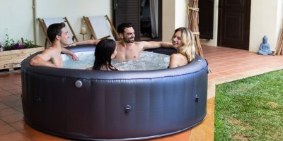 Muži a ženy ve vířivce