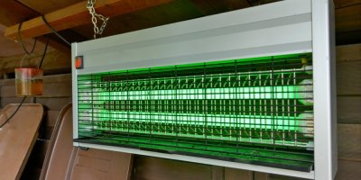 Elektrický lapač hmyzu spojený s UV lampou