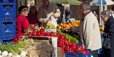 Lidé na trhu se zeleninou a ovocem