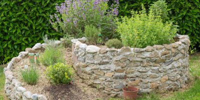 Bylinková spirála s mátou, levandulí a dalšími bylinkami