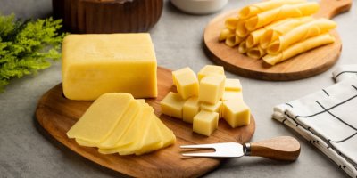 Sýr na dřevěném prkénku