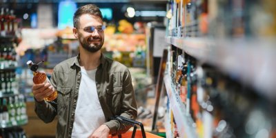 Muž nakupuje alkohol