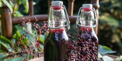 Domácí sirup z černého bezu v lahvích