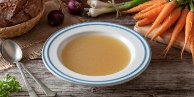 Vývar v modro-bílém talíři