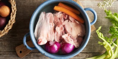 Maso se zeleninou v hrnci