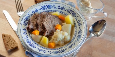 Klasický tafelspitz na talíři s modrým cibulovým vzorem